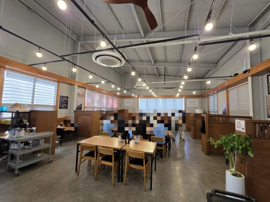 Dining hall packed with customers during mealtime