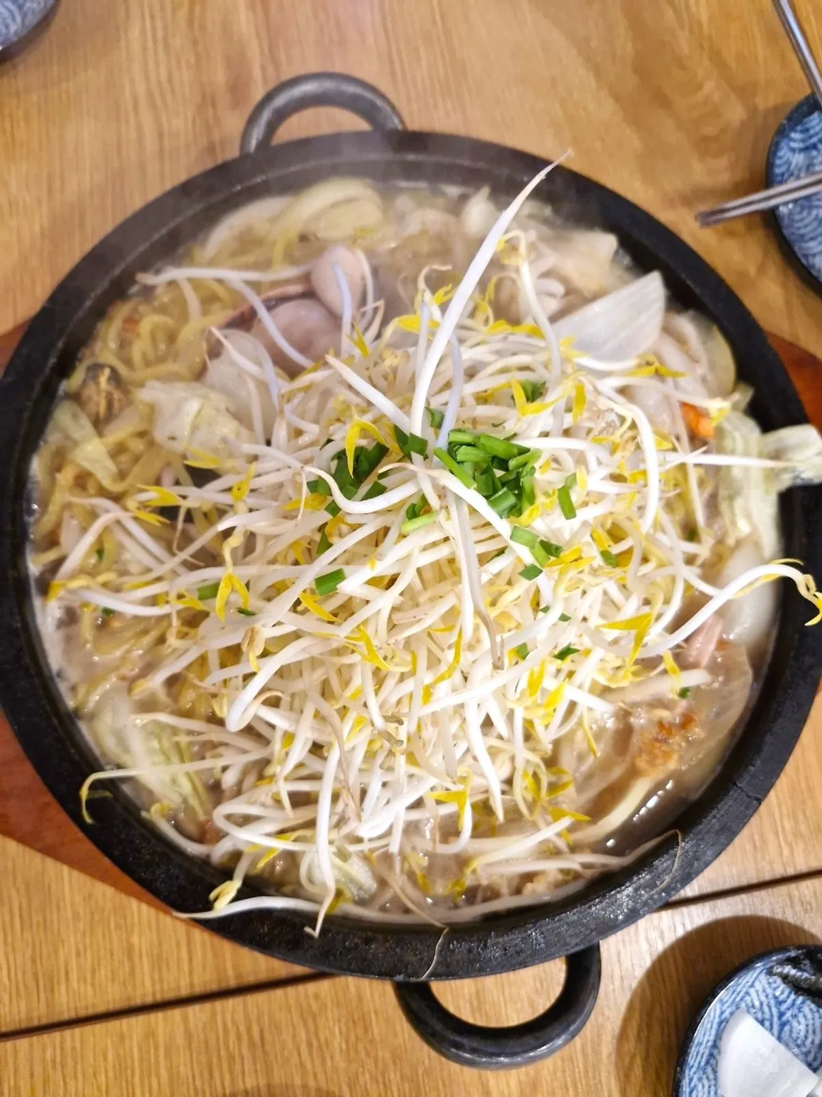Nurungji stone-plate white jjamppong piled high with bean sprouts