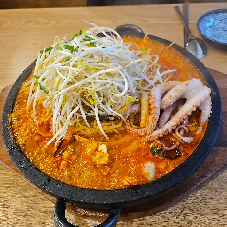Stone-plate jjamppong with extra octopus
