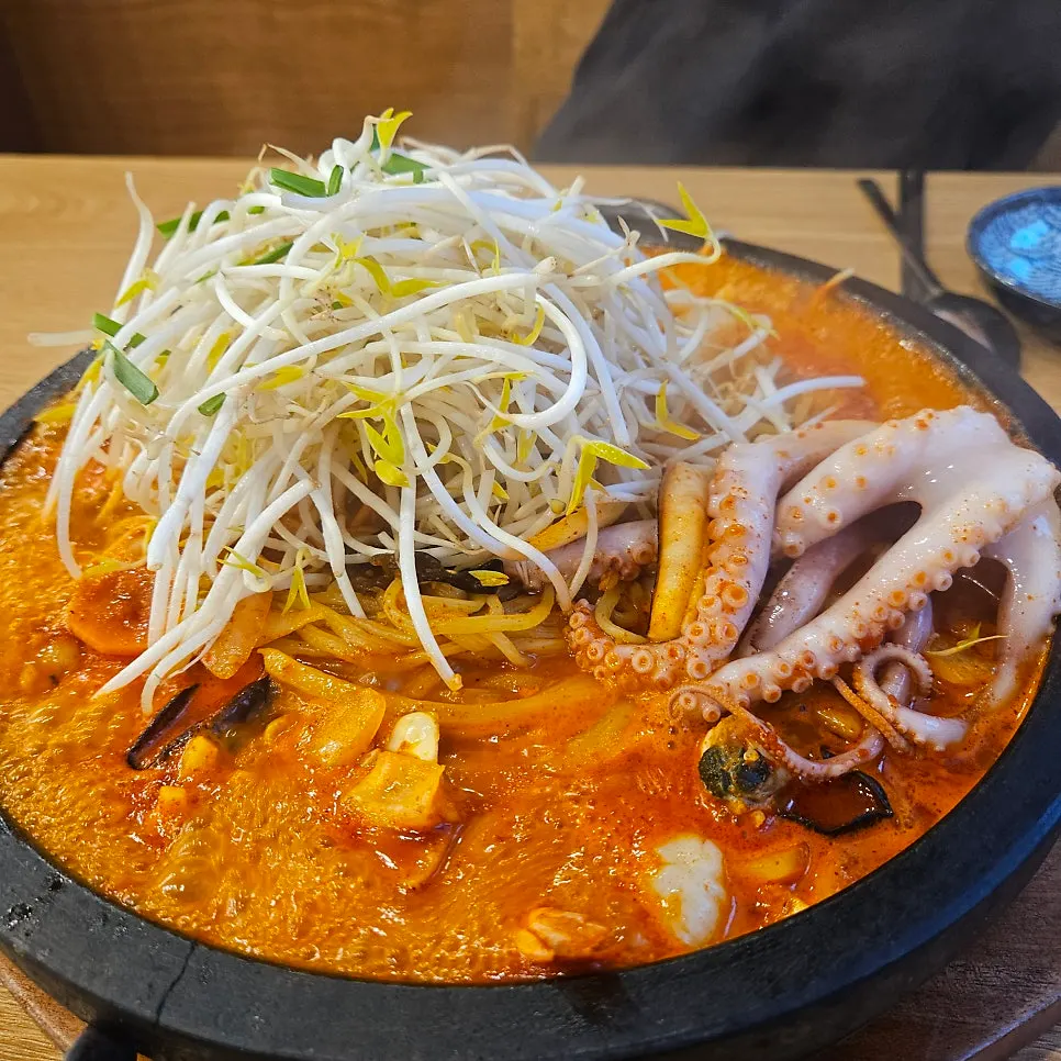 Stone-plate jjamppong on a hot stone plate