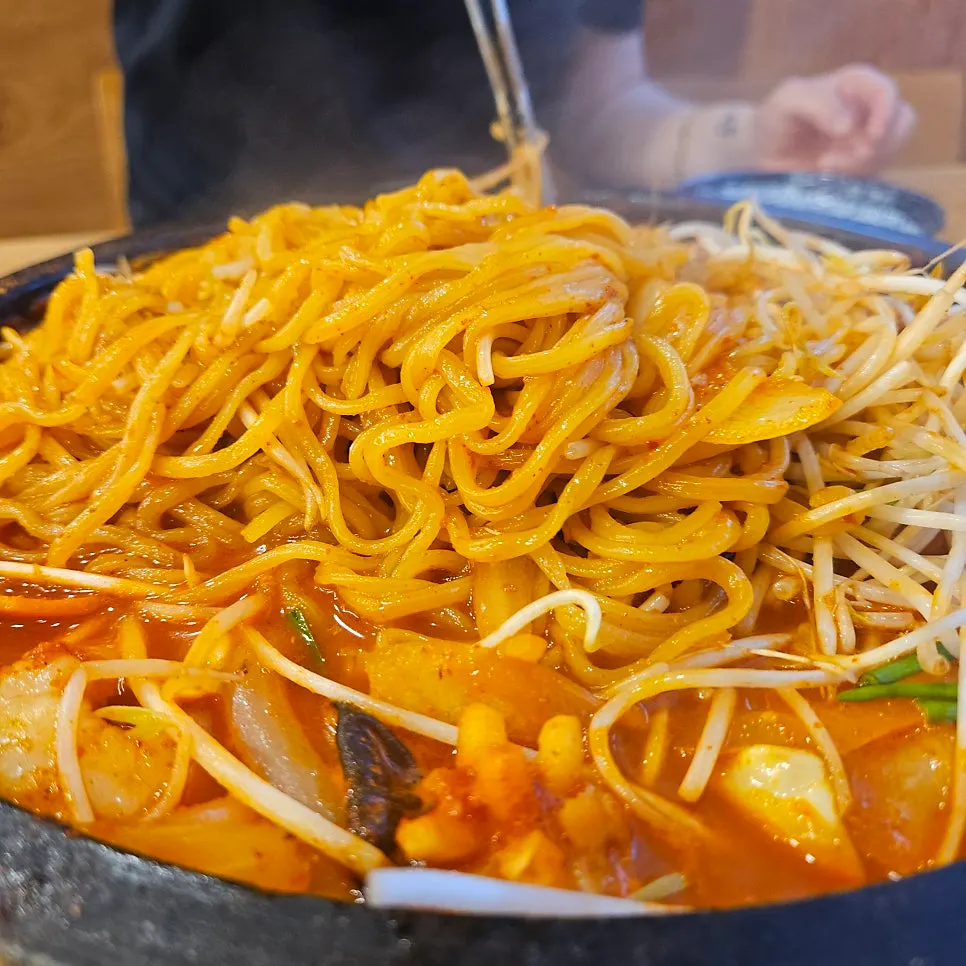 Noodles and bean sprouts in stone-plate jjamppong