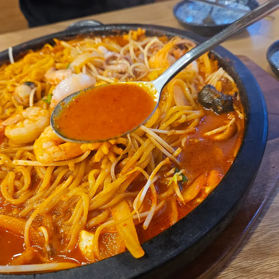 Stone-plate jjamppong with a deep seafood broth