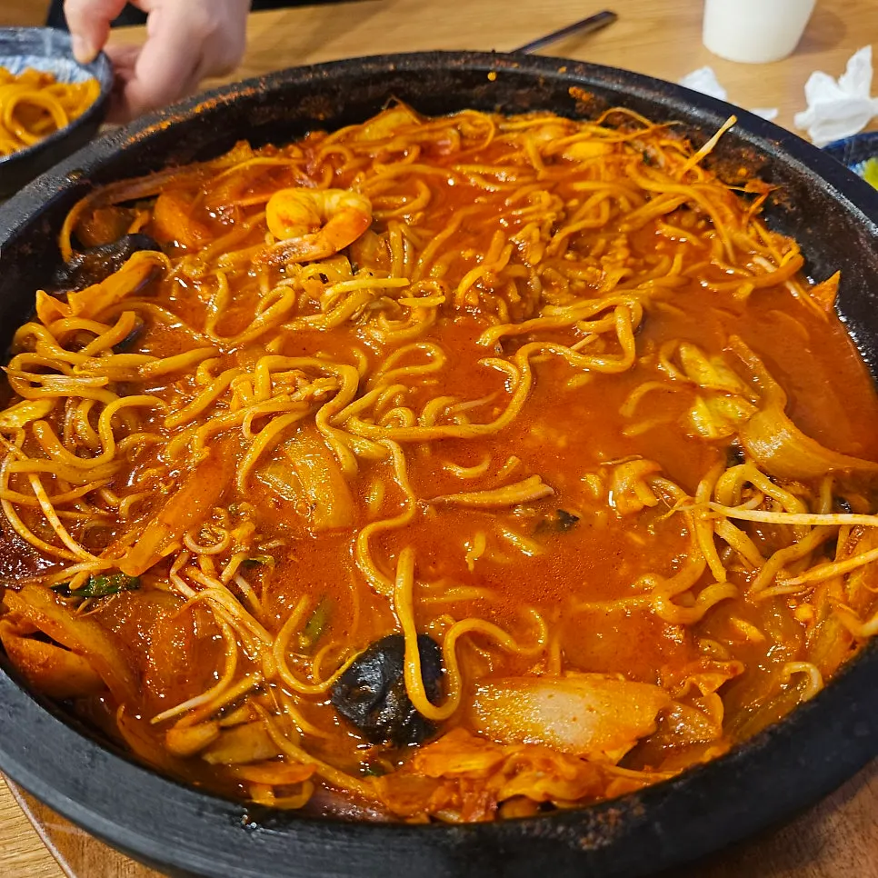 Stone-plate jjamppong with plenty of bean sprouts