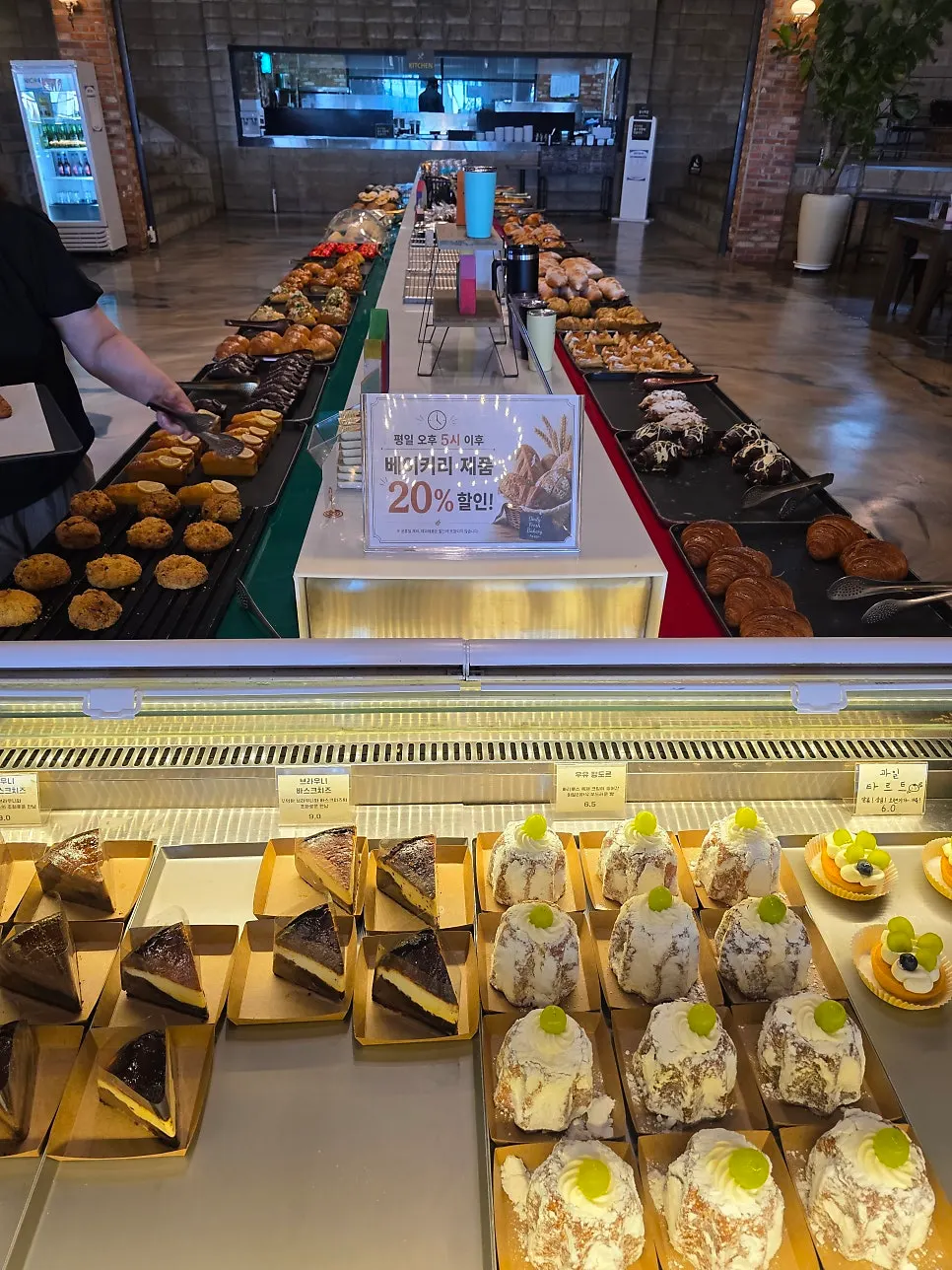 Barirus bakery display area