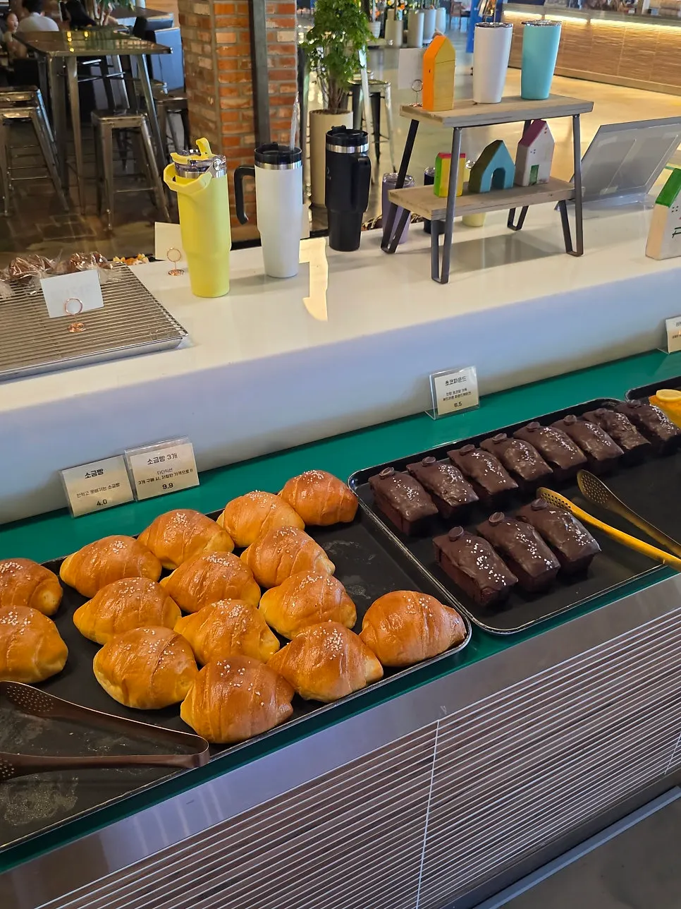 Display of Barirus bread varieties