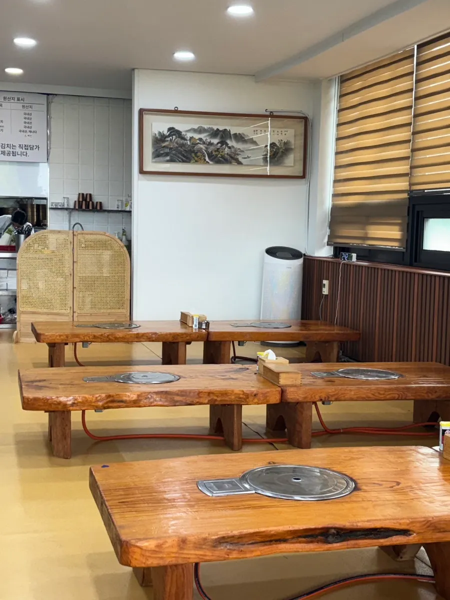 Floor tables inside Cheonje Guksu