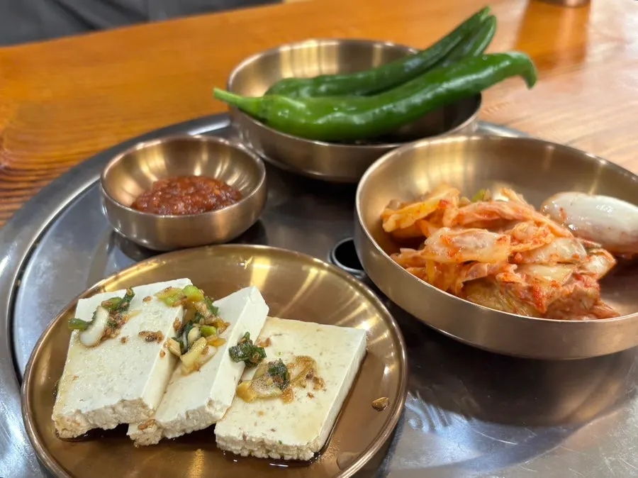 Basic side dishes at Cheonje Guksu