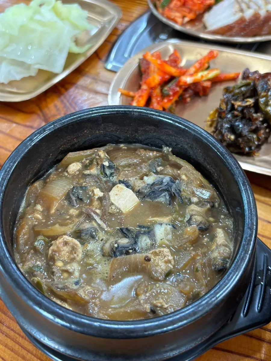 Snail gangdoenjang and suyuk spread at Cheonje Guksu