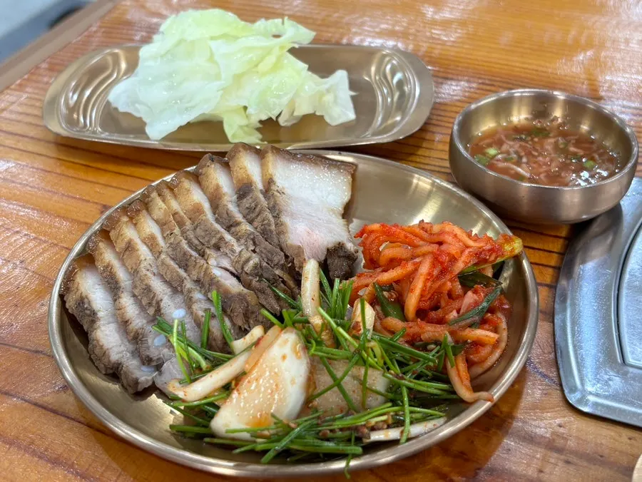 Suyuk and kongguksu table setting at Cheonje Guksu