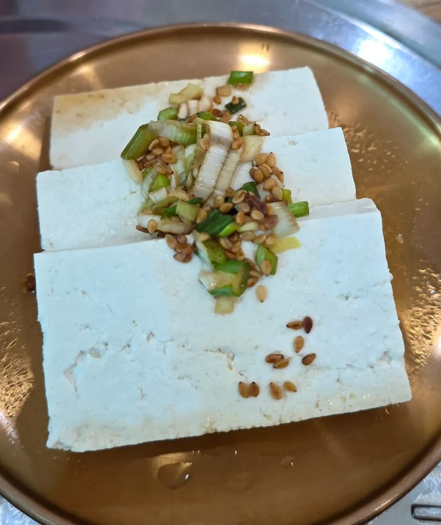 A lunch spread of noodles and suyuk served together