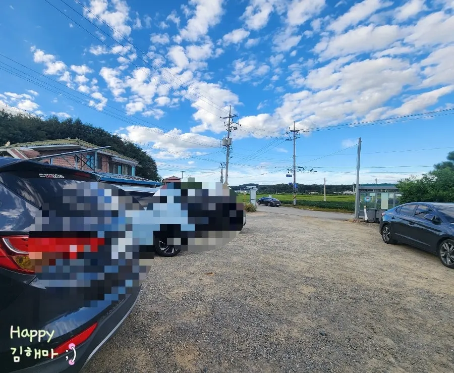Wide parking lot in front of the restaurant