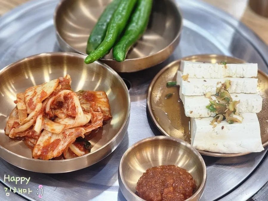 Handmade tofu and kimchi served as basic side dishes