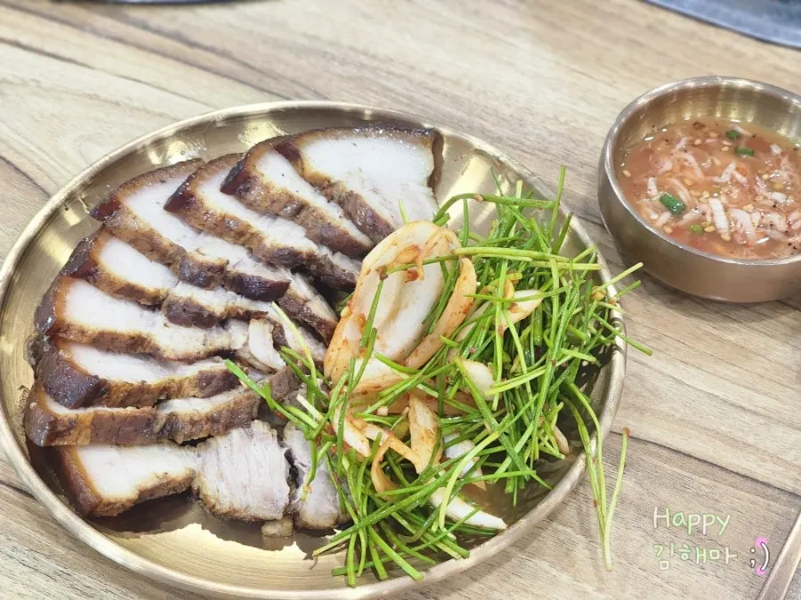 Single serving of suyuk served with sebalnamul salad