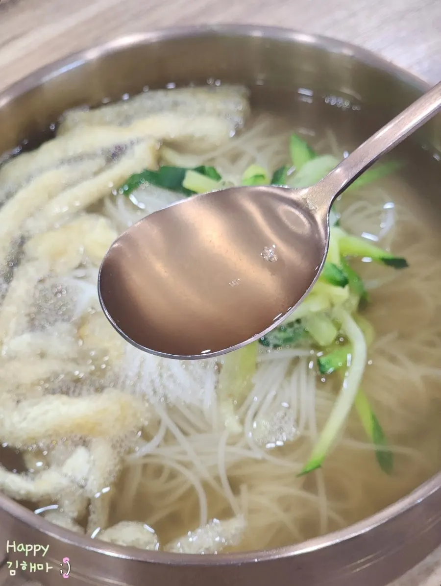 Noodles from the janchi guksu lifted up