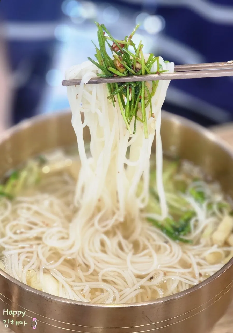 Wrapping suyuk with noodles to eat