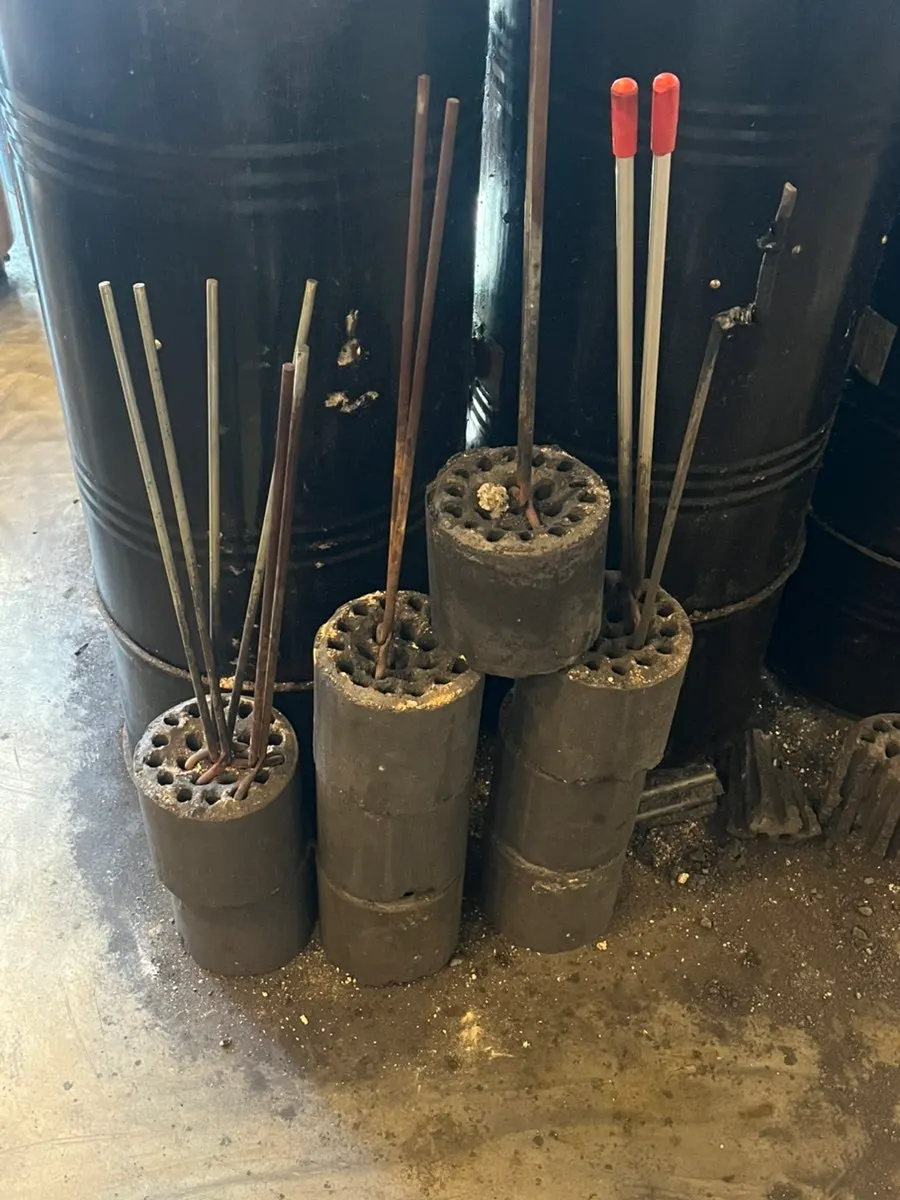 Chủ quán tự tay sơ chế thịt