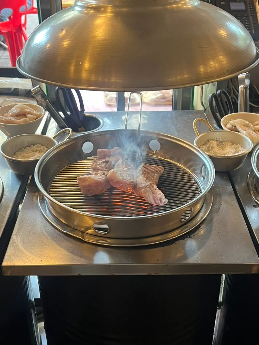 Sơ chế thịt trên than tổ ong và lửa than