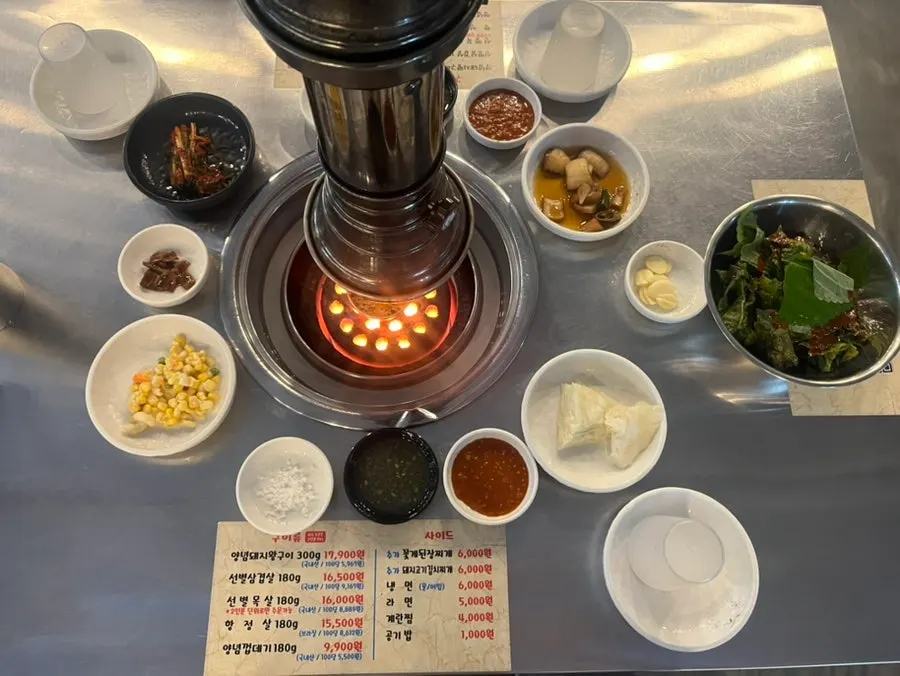 Bắt đầu bữa ăn với cổ heo và thịt heo tẩm ướp nướng khổng lồ