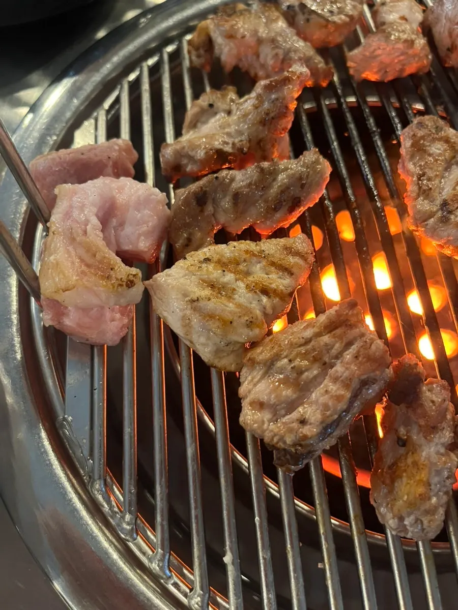 Cổ heo sơ chế trên lửa than tổ ong