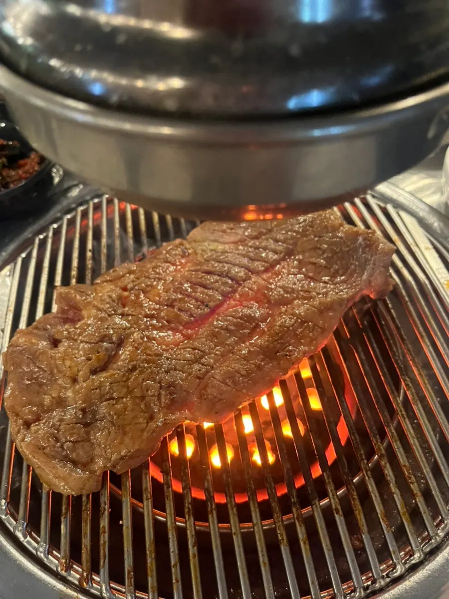 Kết hợp nấm đông cô wasabi, kimchi hành lá và cổ heo