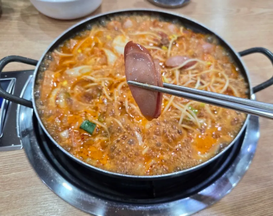 국물 속 소시지와 햄 건더기