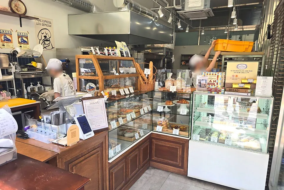 블랑제리 탄 오픈주방과 빵 쇼케이스