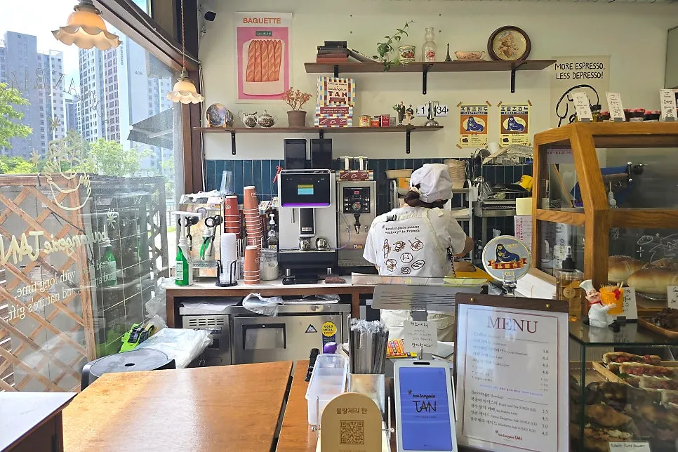 쇼케이스 앞에서 보이는 베이커리 주방