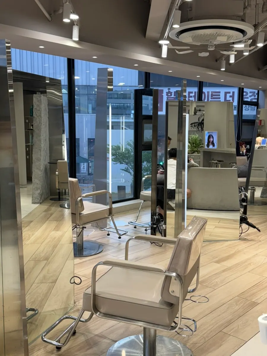 Interior of Tthe Art Hair in Unjeong