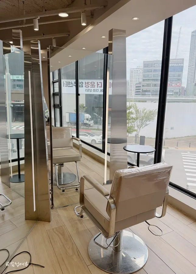염색과 커트를 마친 뒷모습 세로 사진