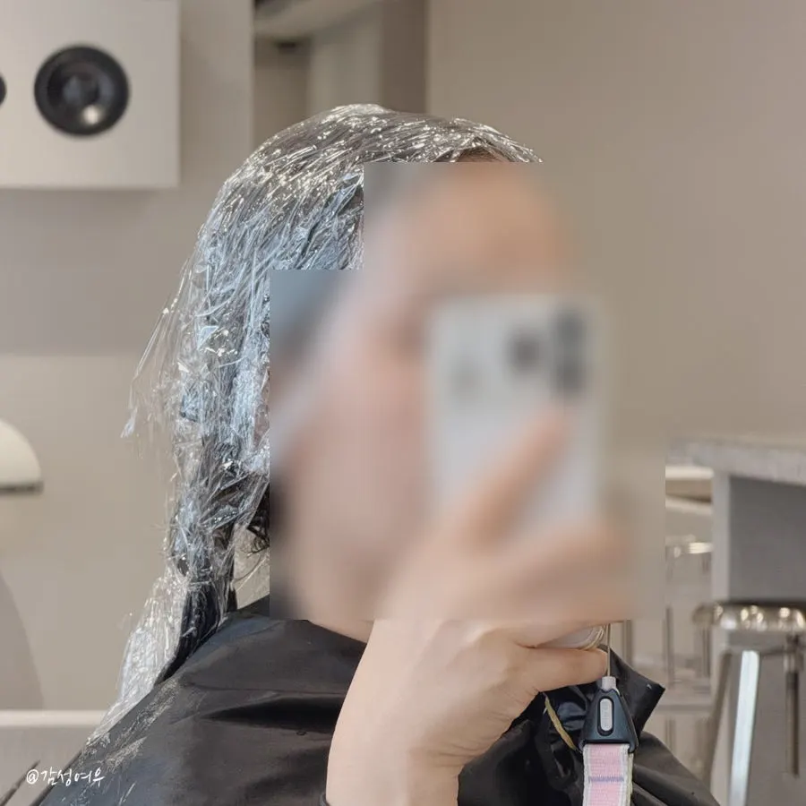 두피 보호제를 뿌린 뒤 염색약을 도포하는 과정