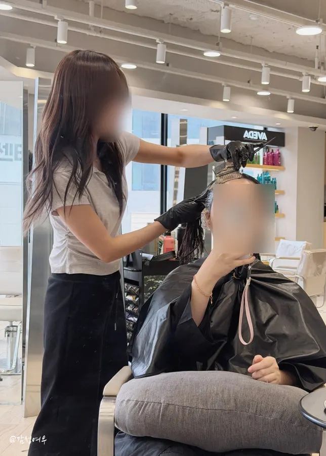 염색약 도포 중인 시술 좌석