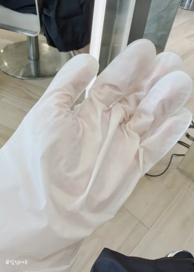 대기 시간 중 받은 손 케어