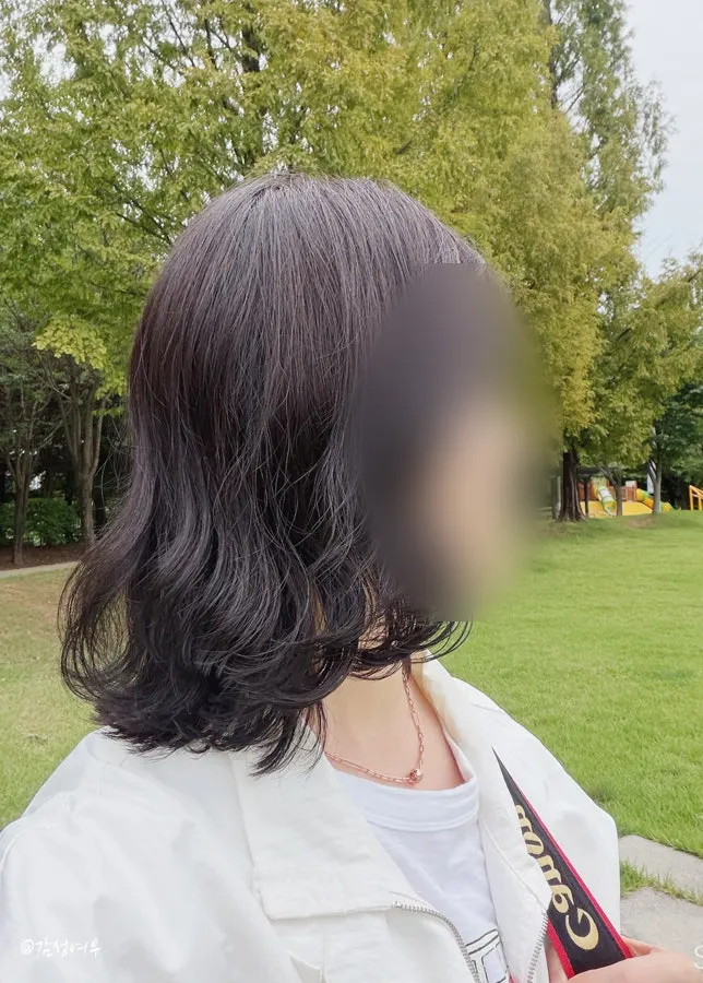 어깨선에 맞춰 커트를 진행하는 모습