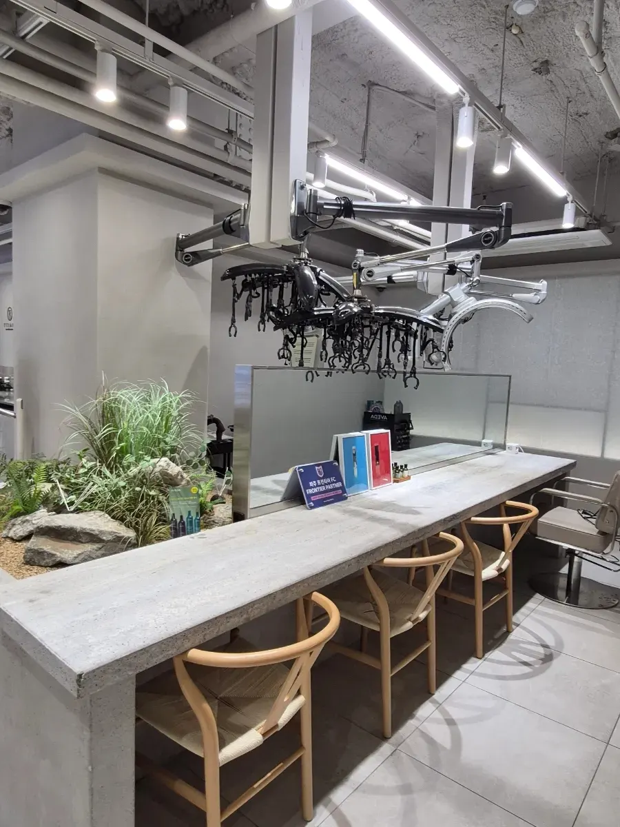 Café-like interior of Tthe Art Hair Unjeong Station Branch