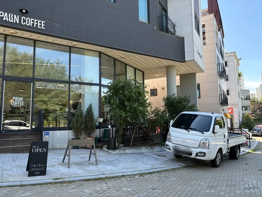 파운커피 운정 본점 주차 공간