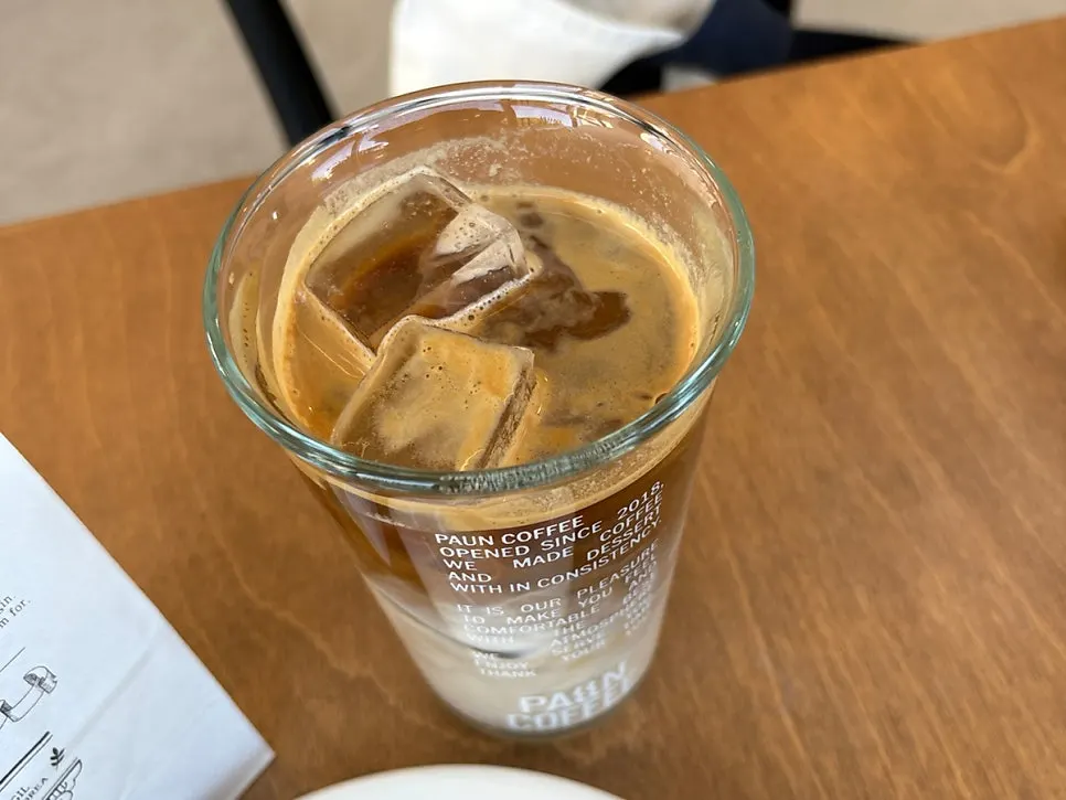 아이스 카페라떼와 주문한 구움과자