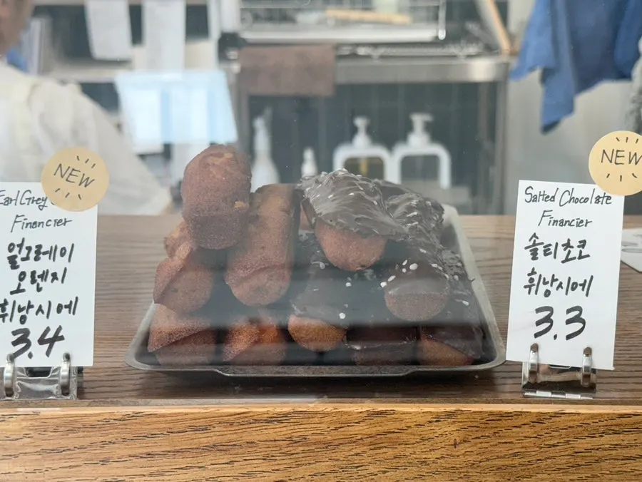 진열대에 놓인 플랑