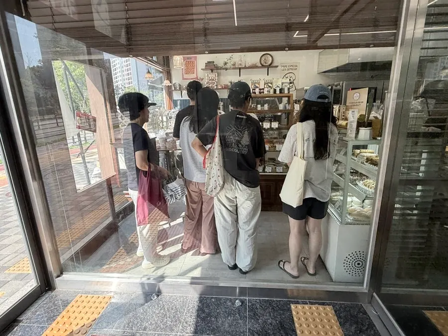 손님으로 붐비는 빵집 내부