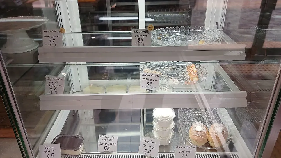 블랑제리 탄 운정본점 소금빵 진열 코너