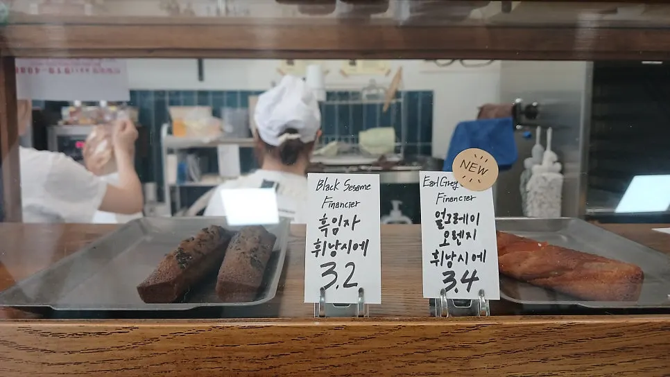 블랑제리 탄 운정본점 바게트와 식빵 진열