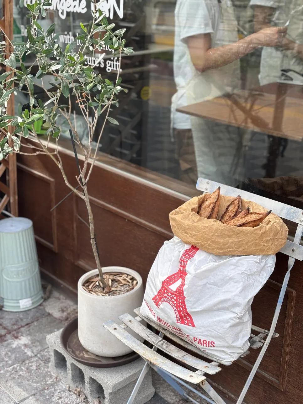 Interior atmosphere of Boulangerie Tan Unjeong Main Branch bakery