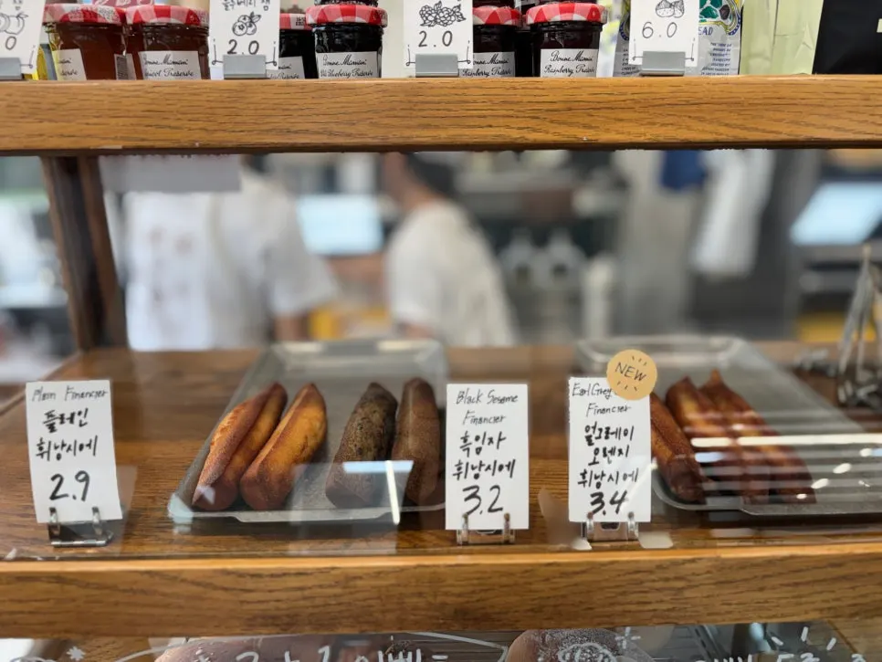 Display of financiers in various flavors