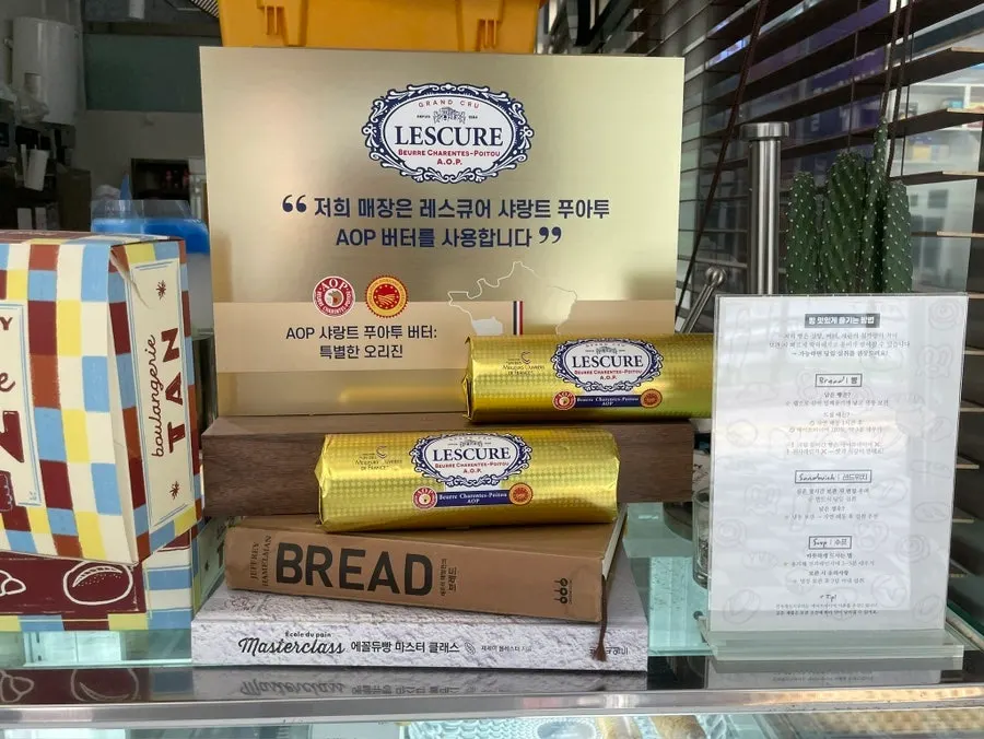 천연발효 빵 설명이 적힌 매장 안내