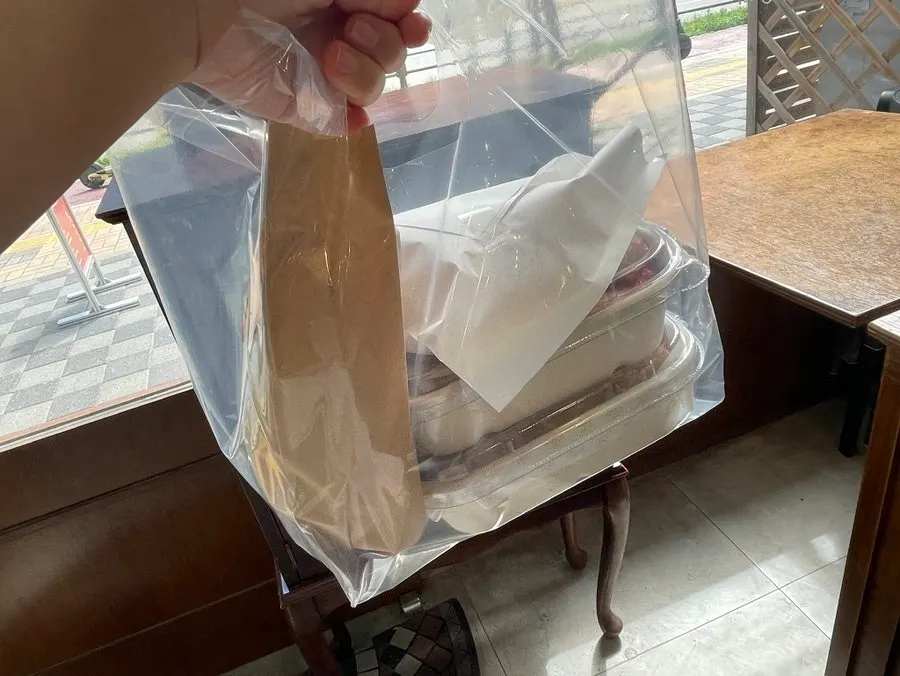 포장해온 블랑제리 탄 빵 봉투