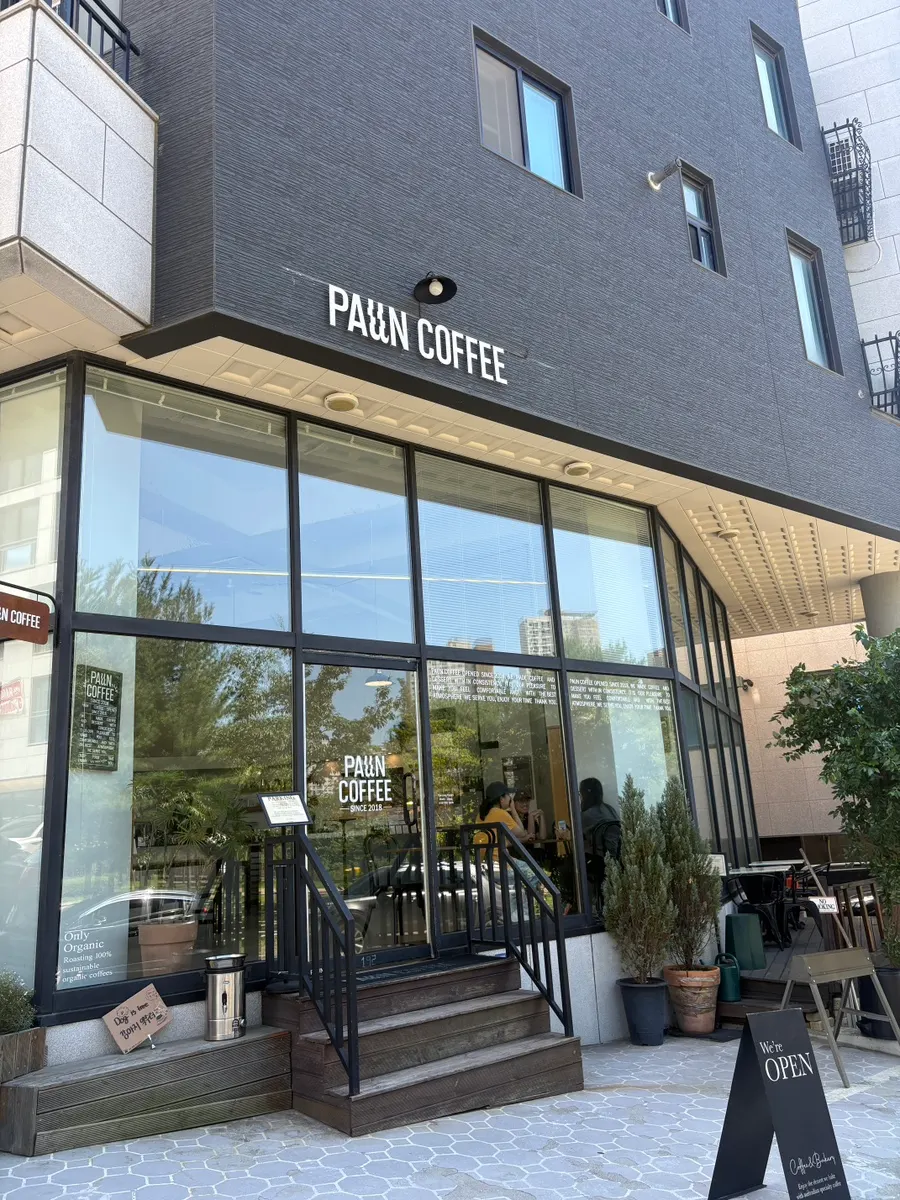 First impression inside Pound Coffee in Unjeong, Paju