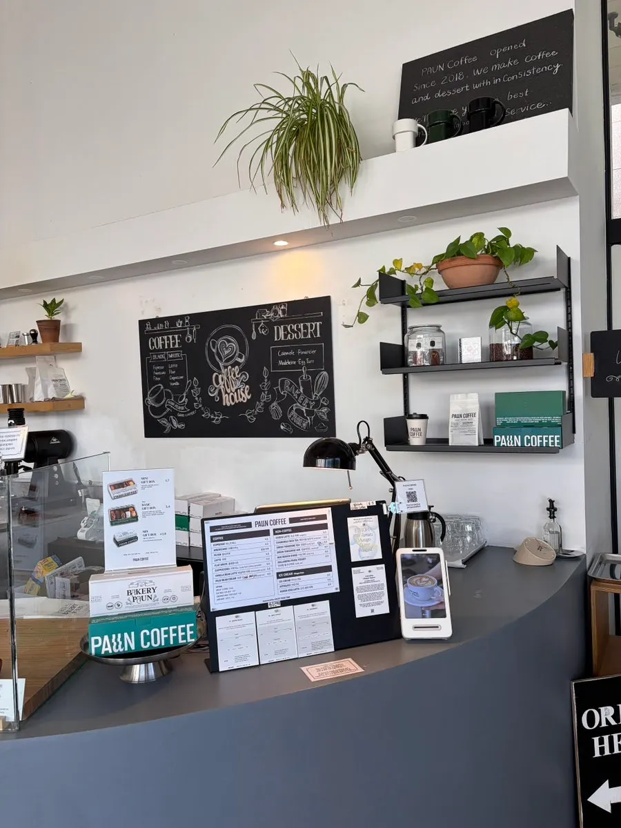 Counter and interior of Pound Coffee Unjeong Main Branch