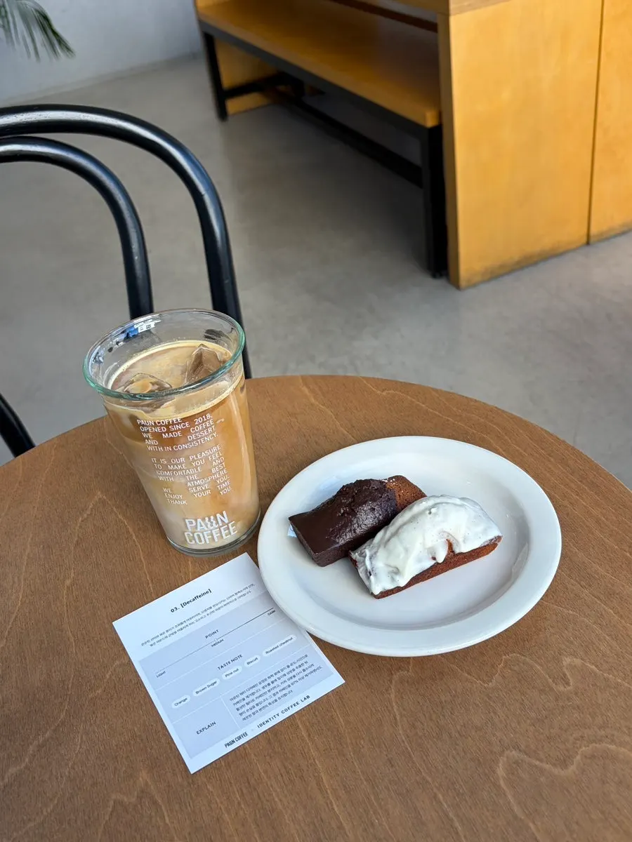 Decaf café latte with two types of financiers