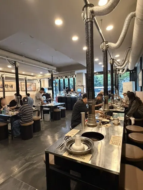 Seating with ventilation systems at each table