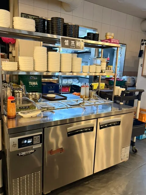 Self-bar where you can grab side dishes