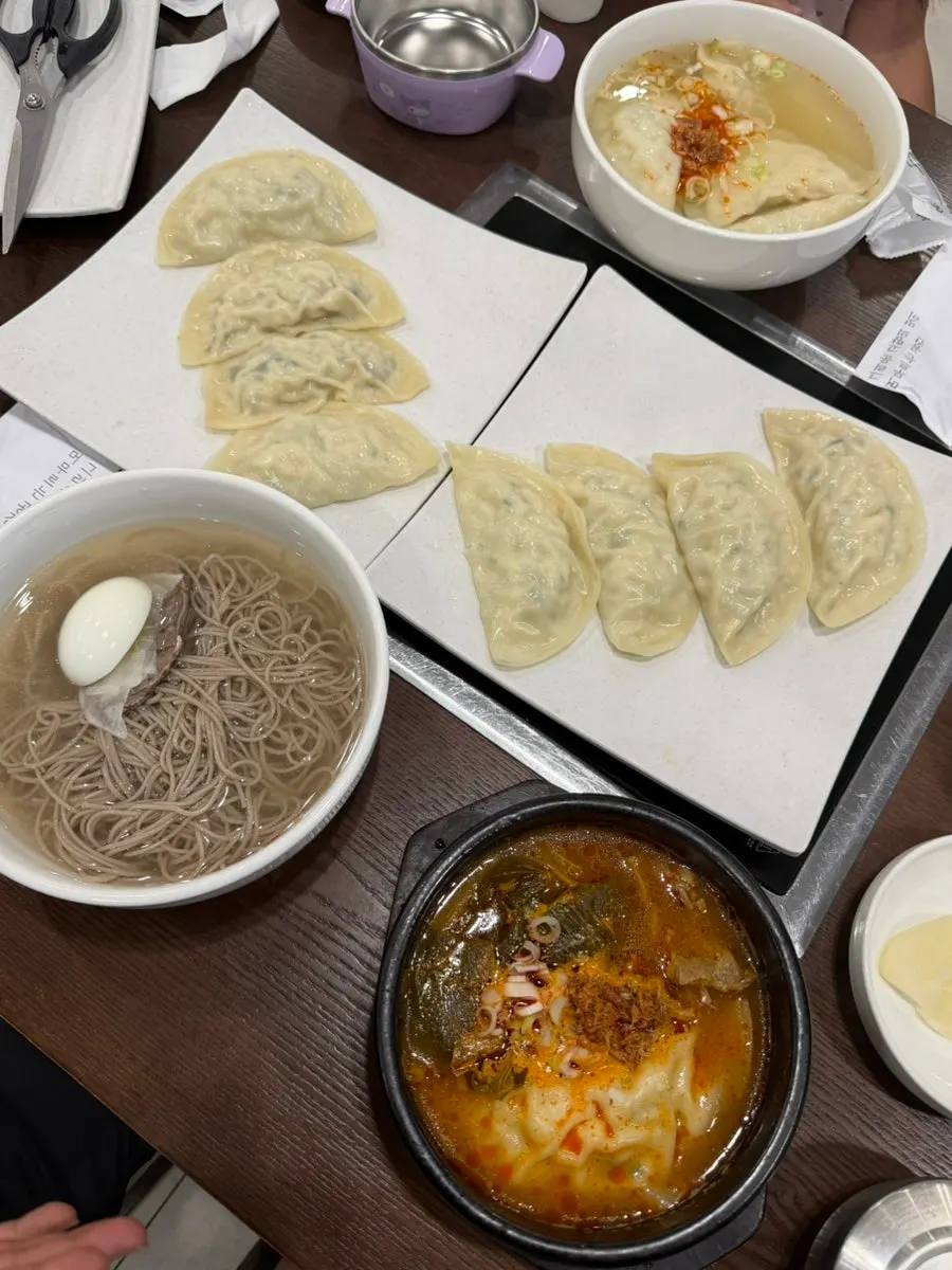 평양접시만두 두 접시가 놓인 테이블